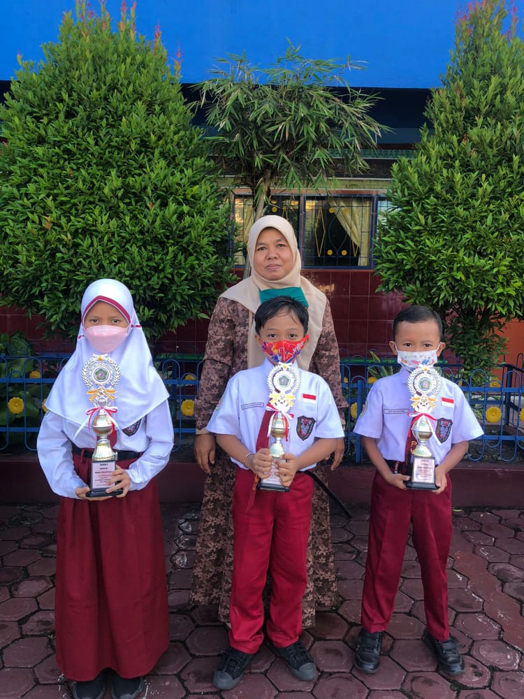 Penyerahan Tropi Bagi Sisma Berprestasi