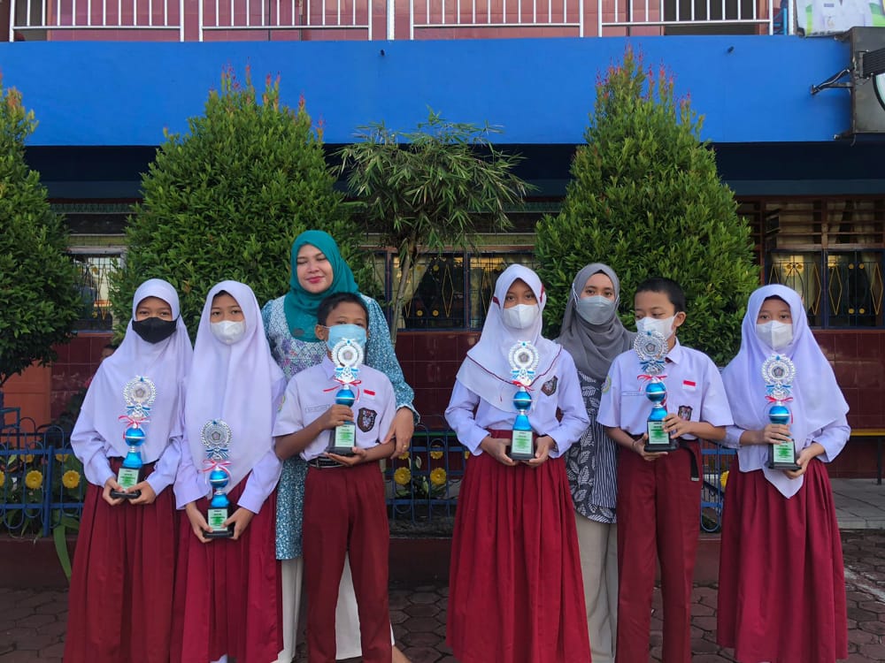Penyerahan Tropi Bagi Sisma Berprestasi