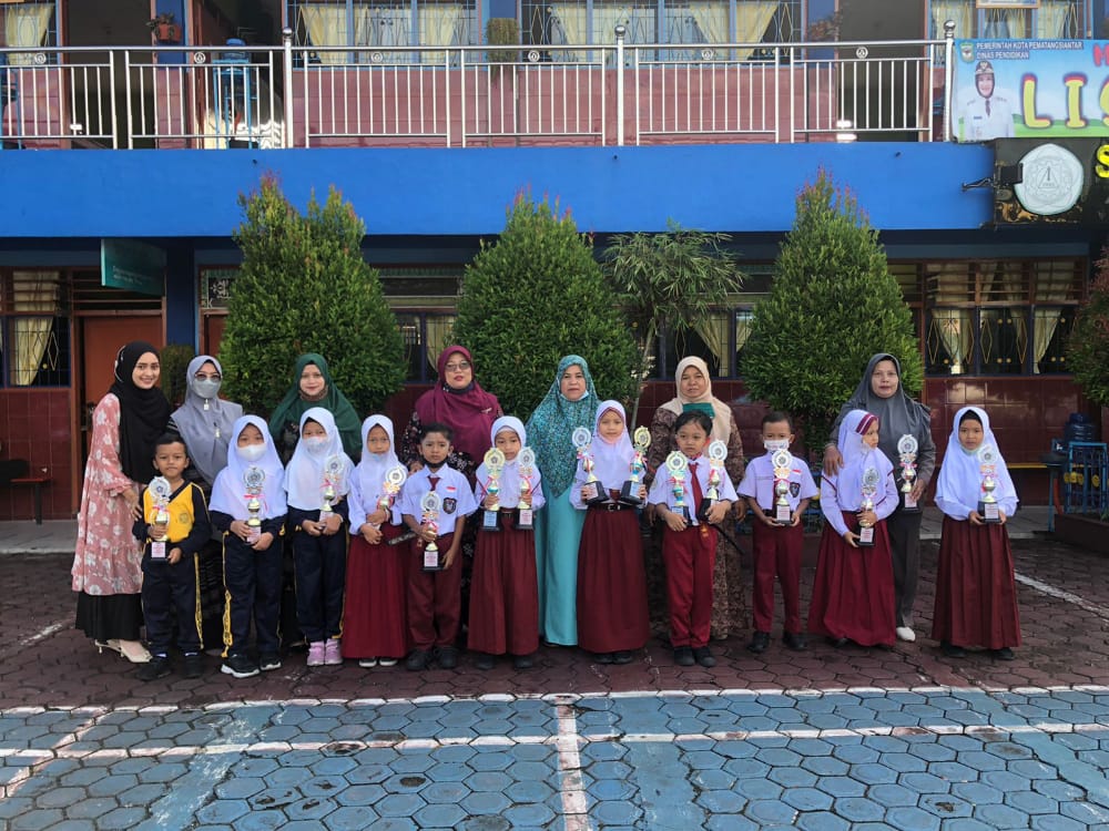 Penyerahan Tropi Bagi Sisma Berprestasi