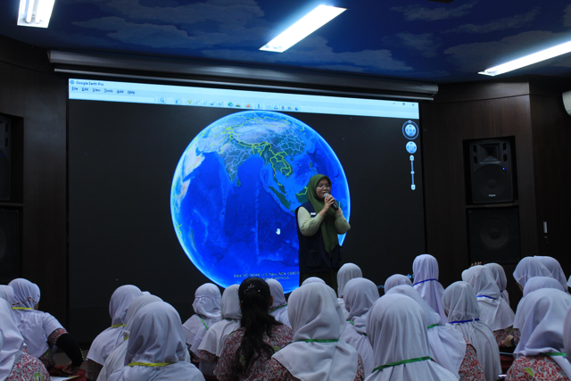 Foto 7 SD YP. Keluarga Kunjungan ke OIF UMSU 